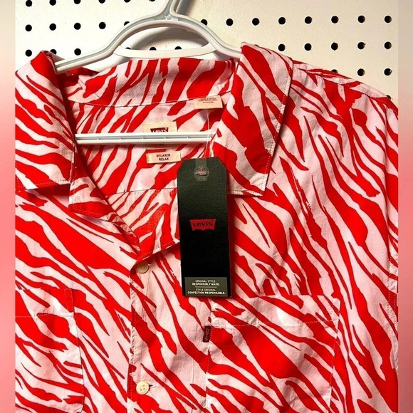 BNWT Levis Button Up Red Patterned Shirt  Mens size XL - Picture 1 of 3